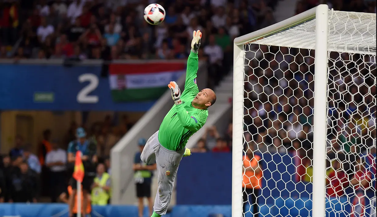 Aksi Gabor Kiraly bukan cuma sekadar memecahkan rekor pemain dan kiper tertua di Piala Eropa. Dia turut membawa Hungaria ke babak 16 besar. (Foto: AFP/Remy Gabalda)