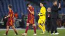 Pelatih AS Roma, Daniele De Rossi dan pemainya tampak lesu setelah ditaklukkan Bayer Leverkusen dalam duel leg pertama semifinal Liga Europa di Stadion Olimpico, Roma,  Jumat (3/5/2024). Kekalahan ini menjadi beban berat bagi AS Roma yang bakal berkunjung ke Jerman dalam duel leg kedua pekan depan. (AP Photo/Alessandra Tarantino)