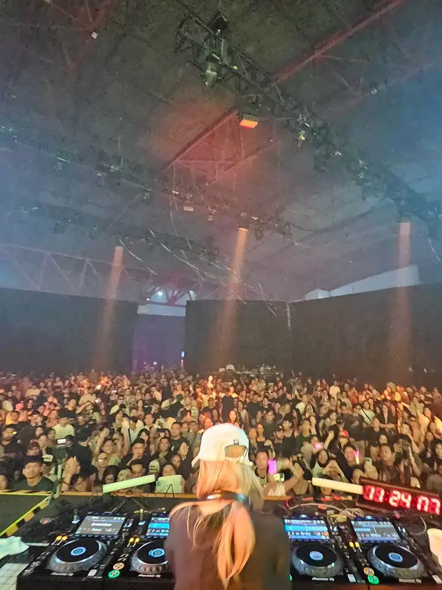 6 Gaya Monokrom Hyoyeon SNSD Debut DJ di DWP 2024 Jakarta