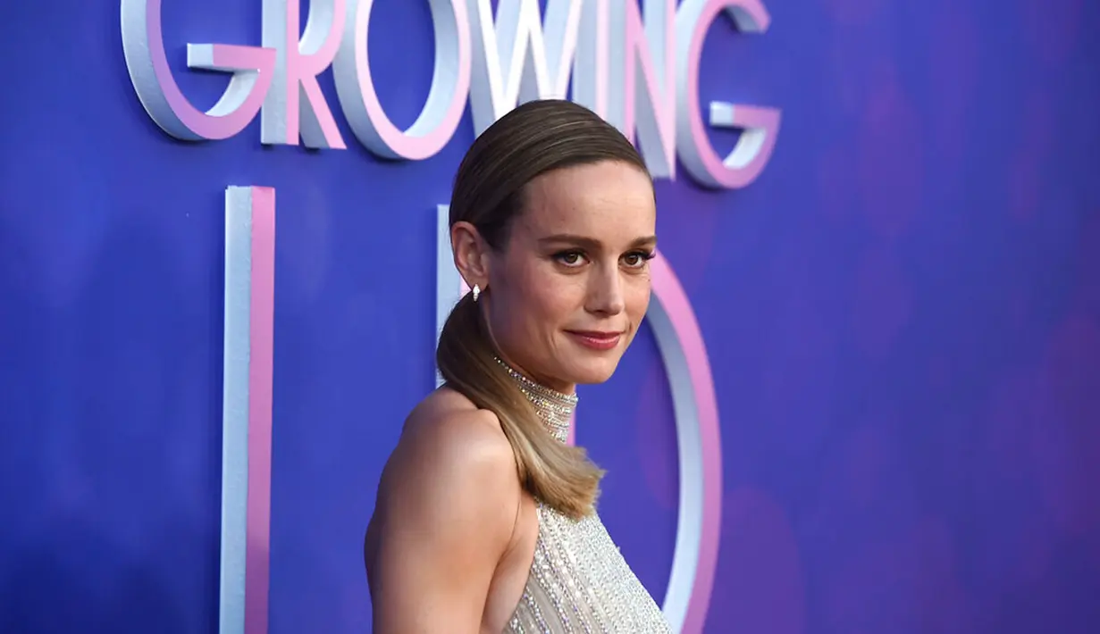 Produser eksekutif dan sutradara Brie Larson tiba pada pemutaran perdana 'Growing Up' di NeuHouse, Los Angeles, Amerika Serikat, 7 September 2022. Wanita berusia 32 tahun mengenakan jumpsuit dengan deretan rhinestones vertikal dari garis leher halter hingga ujung kaki. (Photo by Jordan Strauss/Invision/AP)