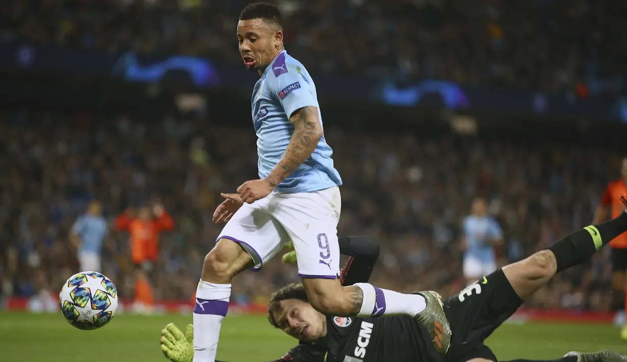 Kiper Shakhtar Donetsk, Andriy Pyatov berusaha menangkap bola yang dibawa penyerang Manchester City, Gabriel Jesus  pada pertandingan Grup C Liga Champions di Stadion Etihad, Inggris (26/11/2019). Manchester City bermain imbang 1-1 atas Shakhtar Donetsk. (AP Photo/Dave Thompson)