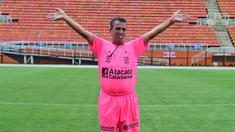 Wasit asal Brasil, Juiz Margarida memiliki gaya tersendiri pada saat memimpin pertandingan.