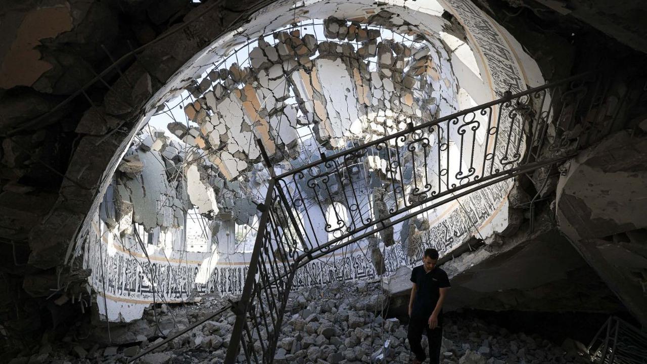 Sebuah masjid megah bernama Khalid bin Walid di Khan Younis, Jalur Gaza selatan, Palestina, hancur lebur dalam serangan udara terbaru Israel pada Rabu (8/11/2023). Masjid Khalid bin Walid menjadi salah satu dari ratusan tempat ibadah yang dihancurkan Isra