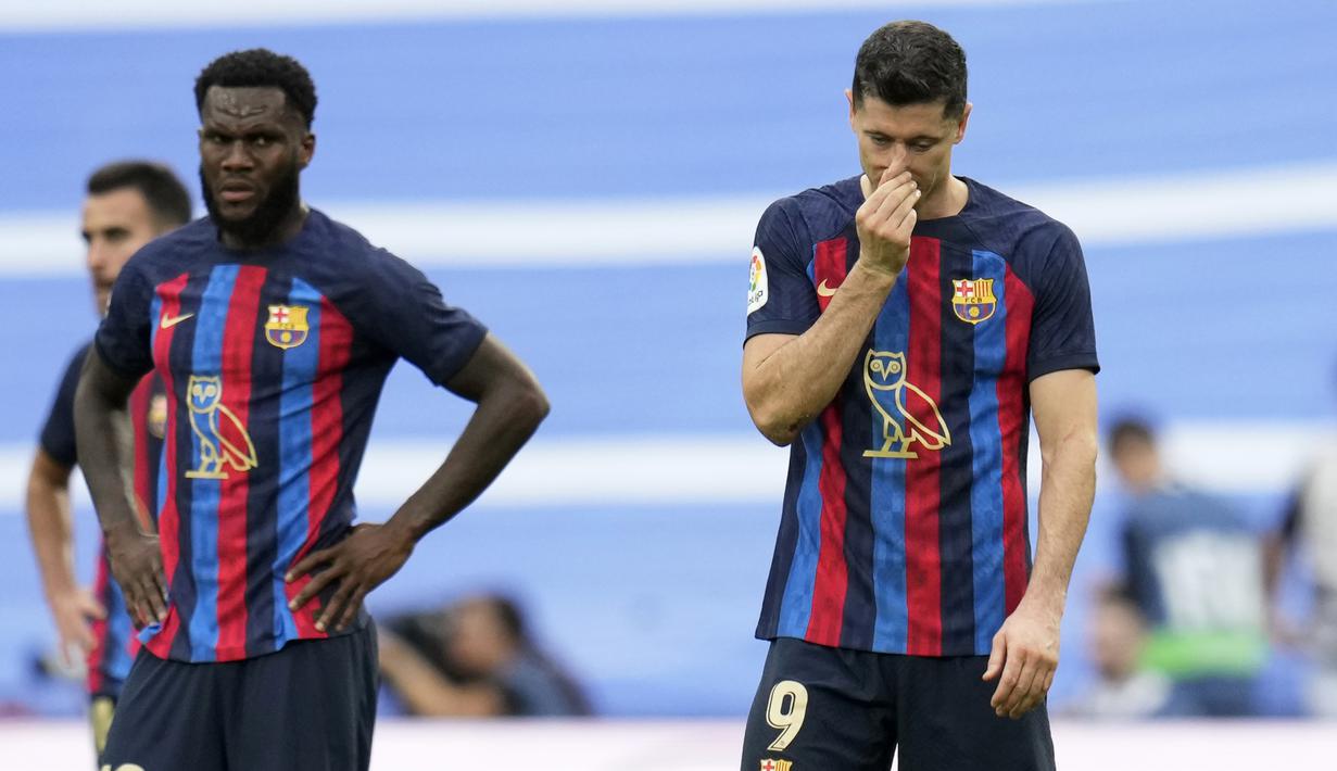 Laga yang mempertemukan dua klub tersukses di Liga Spanyol yang lazim disebut dengan istilah El Clasico teranyar menjadi milik Real Madrid. Laga yang tersaji di pekan ke-9 musim 2022/2023 dan menjadi debut striker anyar Barcelona, Robert Lewandowski di El Clasico tersebut dimenangi Los Blancos yang bertindak sebagai tuan rumah dengan skor 3-1, Minggu (16/10/2022) malam WIB. (AP/Manu Fernandez)