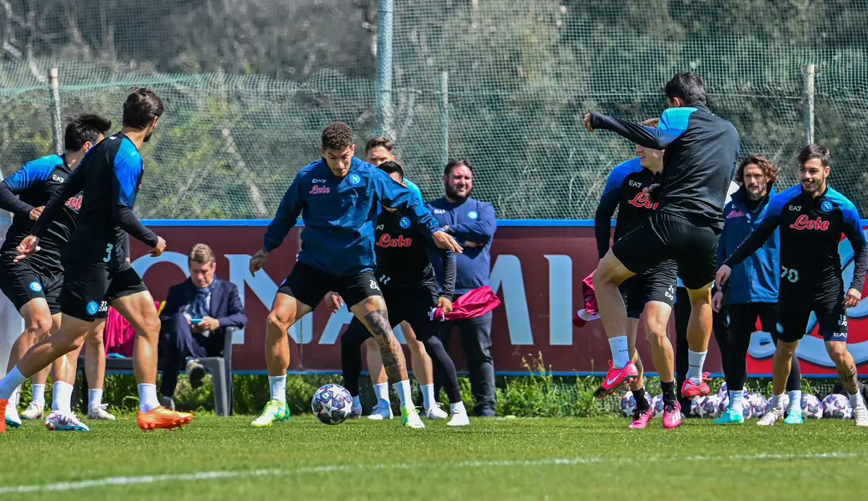 AC Milan vs Napoli dijadwalkan bersua di Stadion San Siro untuk memainkan leg pertama, Kamis (13/4/2023) pukul 02.00 WIB. (Photo by Filippo MONTEFORTE / AFP)
