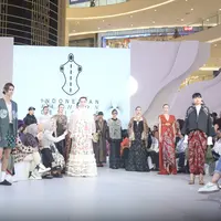 Melihat koleksi batik dari para desainer IPMI