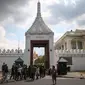 Ribuan orang antre ke Istana Raja Thailand. (Reuters)