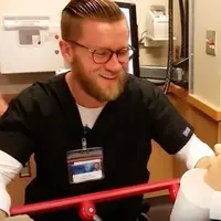 Seorang pasien wanita melamar perawatnya yang tampan. (Foto: mirror.co.uk)