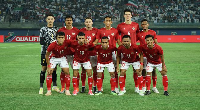 <p>Starting line-up Timnas Indonesia berfoto sebelum laga Kualifikasi Piala Asia 2023 Grup A antara Indonesia menghadapi Kuwait di Stadion Internasional Jaber Al Ahmad, Kuwait City, Kamis (9/6/2022) dinihari WIB. (PSSI)</p>