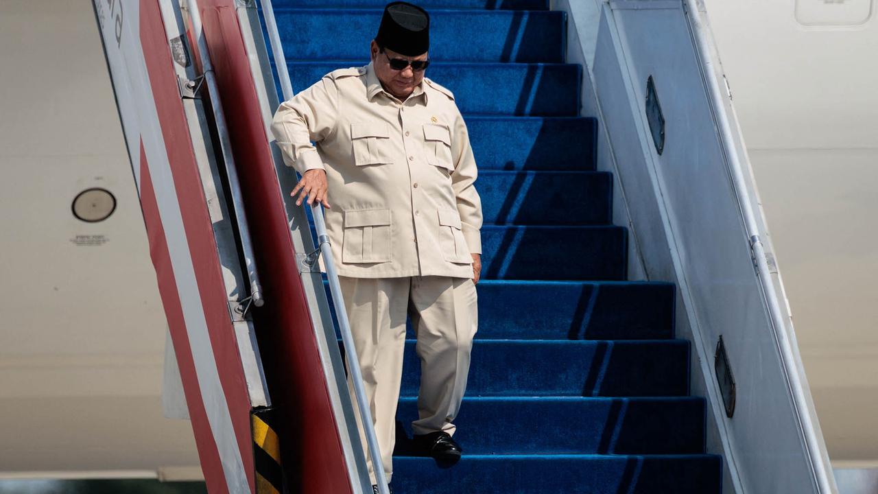 FOTO: Presiden Prabowo Tiba di Halim Usai Wakili Indonesia di KTT Perdamaian Mesir