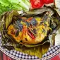 Sepiring pepes ayam daun kemangi dengan daun singkong. (Liputan6.com/IG/yscooking)