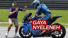 Berita video gaya nyeleneh Valentino Rossi di MotoGP. Mulai minum dari sepatu balapnya hingga duduk seperti perempuan diatas motor.