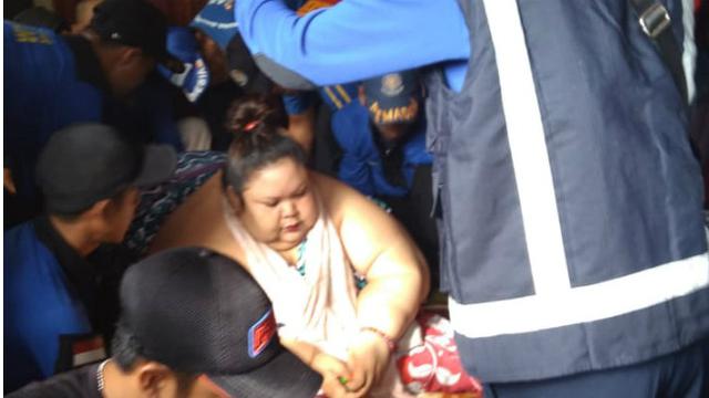 Warga Antusias Saksikan Evakuasi Wanita Pemilik Berat 350 Kilogram