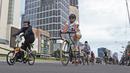 Sejumlah pesepeda melintas di salah satu ruas Jalan Sudirman-Thamrin, Jakarta, Minggu (3/1/2021). Tren bersepeda sepertinya belum pudar di awal tahun 2021. (Liputan6.com/Herman Zakharia)