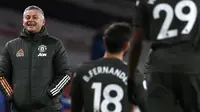 Pelatih Manchester United, Ole Gunnar Solskjaer, tertawa saat melawan Arsenal pada laga Liga Inggris di Stadion Emirates, Sabtu (30/1/2021). Kedua tim bermain imbang 0-0. (Andy Rain/Pool via AP)