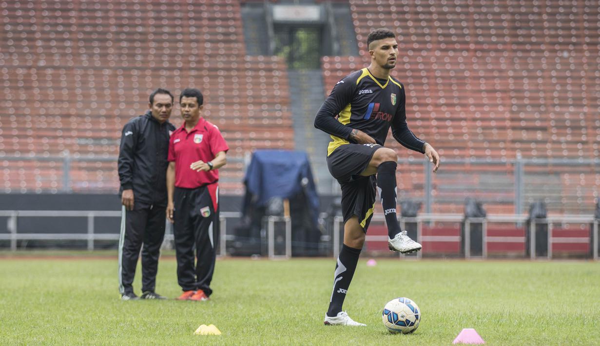 Bek asing Mitra Kukar Arthur Cunna, melakukan pemansan saat latihan jelang laga final Piala Jenderal Sudirman melawan Semen Padang di Stadion Gelora Bung Karno, Jakarta, Sabtu (23/1/2016). (Bola.com/Vitalis Yogi Trisna)