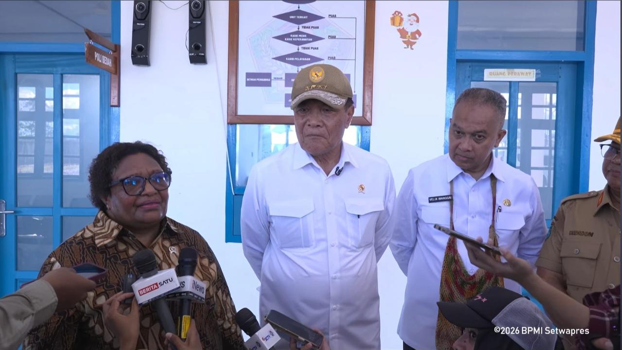 Wamendagri Ribka Haluk mendampingi Wapres Gibran Rakabuming Raka kunjungan kerja ke sejumlah wilayah di Tanah Papua