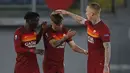 Striker AS Roma, Nicola Zalewski (tengah) melakukan selebrasi usai mencetak gol ketiga timnya ke gawang Manchester United dalam laga leg kedua semifinal Liga Europa 2020/2021 di Olimpico Stadium, Roma, Kamis (6/5/2021). AS Roma menang 3-2 atas Manchester United. (AP/Alessandra Tarantino)