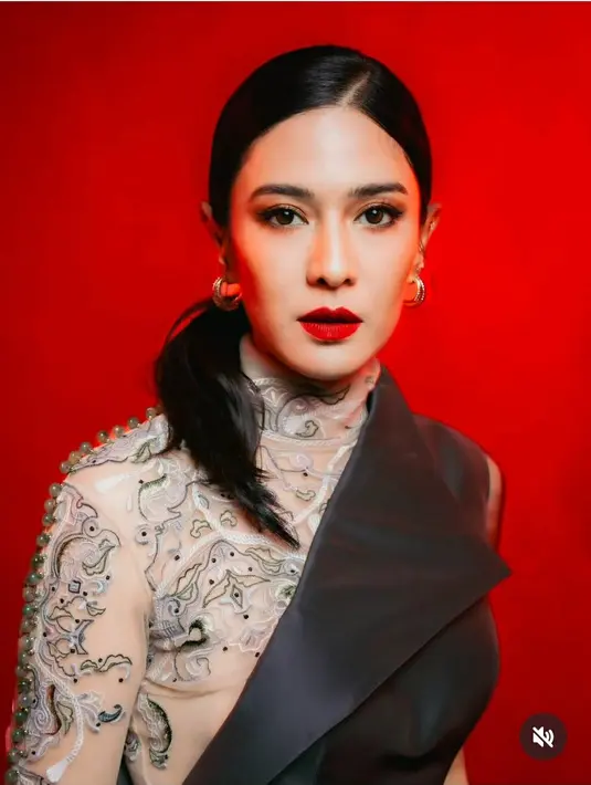 Penampilan bold dan fearless Dian Sastrowardoyo dengan two-tone dress dan riasan yang tajam, serta pulasan lipstik merah merona. [Foto: Instagram/therealdisastr]
