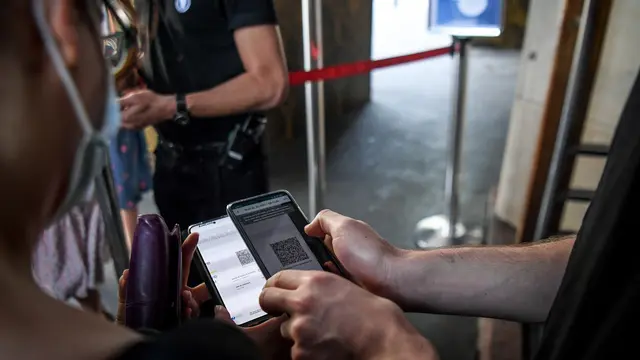 Pengecekan Paspor Kesehatan di Bioskop Paris