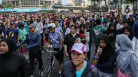 Warga berolahraga saat hari bebas kendaraan atau Car Free Day (CFD) di Jakarta, Minggu (12/5/2024). (Liputan6.com/Angga Yuniar)