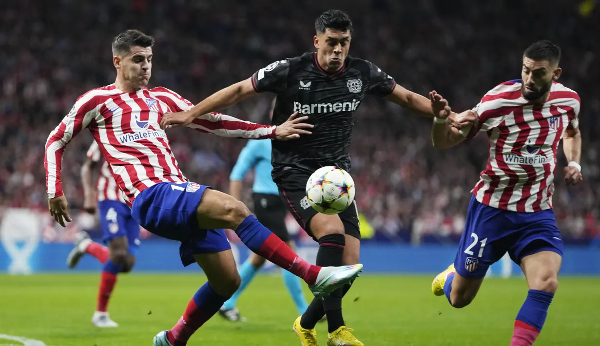 Pemain Atletico Madrid Alvaro Morata (kiri) dan Yannick Carrasco (kanan) berebut bola dengan gelandang Bayer Leverkusen Nadiem Amiri pada matchday kelima Grup B Liga Champions 2022/23 di Wanda Metropolitano, Kamis (27/10/2022) dini hari WIB. Dua gol Leverkusen dicetak dua pemain sayapnya Moussa Diaby dan Callum Hudson-Odoi. (AP Photo/Manu Fernaandez)