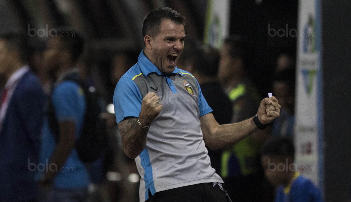 Pelatih Bhayangkara FC, Simon McMenemy, merayakan kemenangan atas Bali United pada laga Liga 1 Indonesia di Stadion Patriot, Bekasi, Jumat (29/9/2017). Bhayangkara menang 3-2 atas Bali. (Bola.com/Vitalis Yogi Trisna)