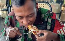 ⁠Muka Babinsa Ini Pucat Saat Makan Pizza, 'Enggak Ndan, Biar Saya Sikap Tobat Saja