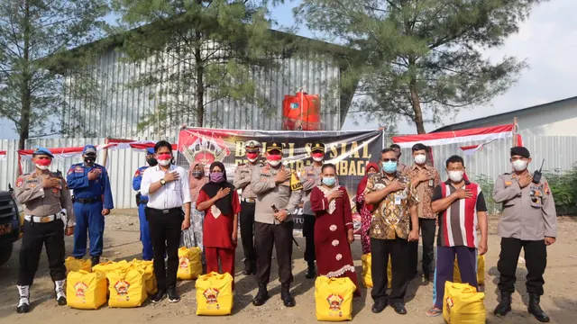 Polres Pemalang mendistribusikan bansos dari Alumni Akpol 1993 Batalyon Pesat Gatra kepada warga terdampak Covid-19 di Kabupaten Pemalang. (Foto: Liputan6.com/Humas Polres Pemalang)