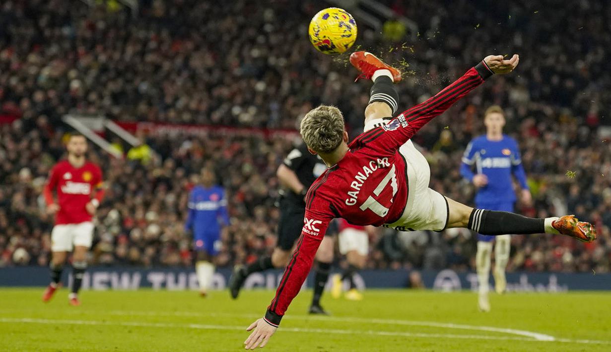 Alejandro Garnacho sekali lagi menunjukkan performa apik. Ia kerap membahayakan pertahanan lawan dan berandil memberi assist untuk gol kedua McTominay. (AP Photo/Dave Thompson)