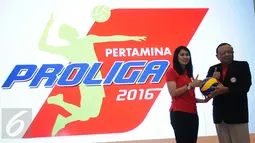 Wakil Ketua PP PBVSI. Djoko Sardono (kanan) menyerahkan bola kepada Wianda Pusponegoro (Vice President for Corporate Communication PT. Pertamina) saat peluncuran Pertamina Proliga 2016 di Jakarta, Rabu (10/2/2016). (Liputan6.com/Helmi Fithriansyah)