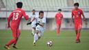 Gelandang Indonesia U-19, Egy Maulana Vikri, berusaha melewati pemain Korea Selatan (Korsel) pada kualifikasi Piala Asia U-19 2018 di Stadion Paju, Sabtu (4/11/2017). Korsel menang 4-0 atas Indonesia. (AFP/Kim Doo-Ho)