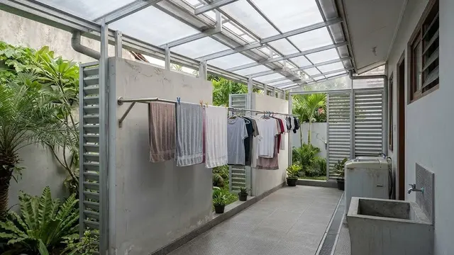 Jemuran Beratap Bening dengan Ventilasi Atap Tumpang