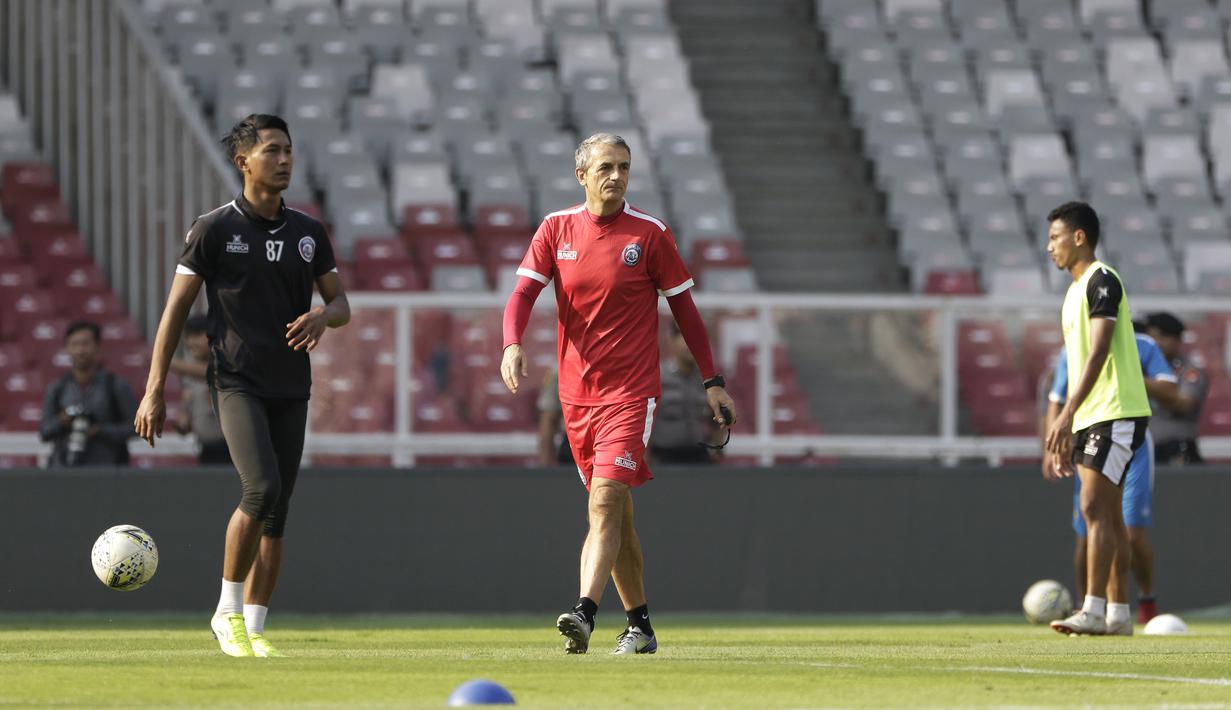 Pelatih Arema FC, Milomir Seslija, memperhatikan timnya saat menggelar sesi latihan di Stadion GBK, Jakarta, Jumat (2/8). Jelang hadapi Persija, skuat Arema jajal Stadion GBK. (Bola.com/YoppyRenato)
