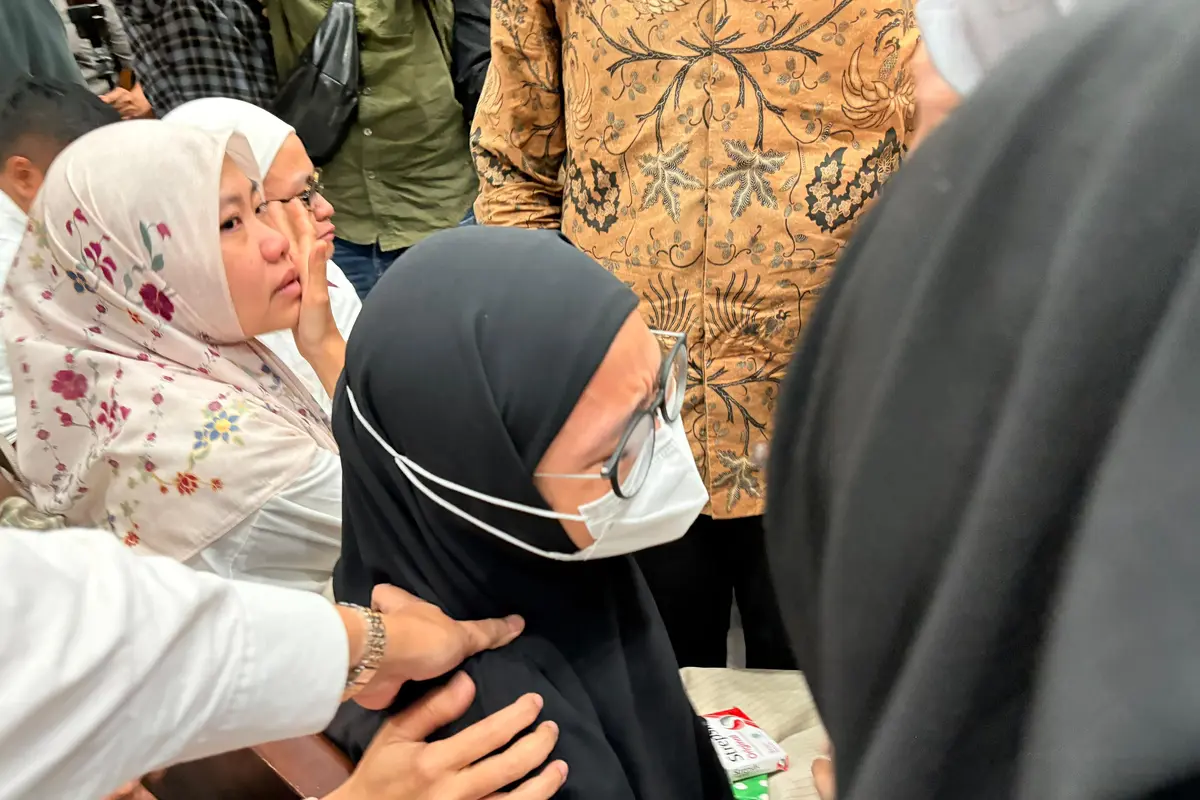 Istri eks Konsultan Teknologi Kemendikbudristek Ibrahim Syarief alias Ibam, Dwi Afrianti Fajrie atau Ririe menangis saat suaminya divonis empat tahun penjara