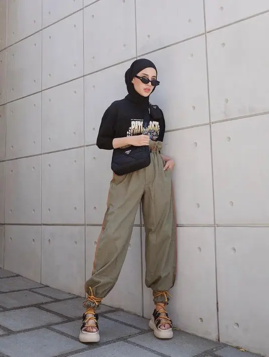 Kamu juga bisa styling t-shirt dengan celana jogger dengan memasukkan t-shirt tersebut ke dalam celana. Tetap stylish! (Instagram/emyaghnia).