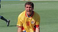 Gheorghe Hagi membela Brescia tahun 1992-1994. Mencetak 14 gol dalam 61 pertandingan. (AFP/Gabriel Bouys)