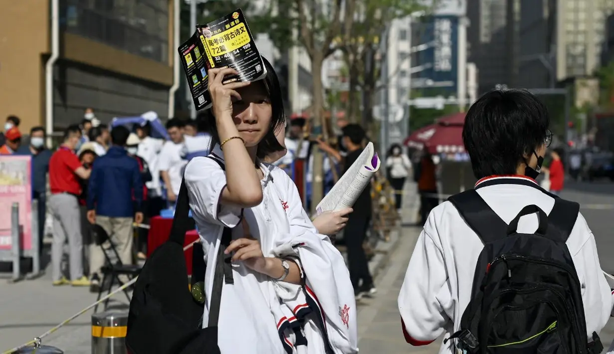 <p>Kandidat dengan jumlah rekor tertinggi yang mendaftar untuk gaokao tahun ini, dan momok menjulangnya pengangguran kaum muda, telah menambah tekanan untuk tampil. (WANG Zhao/AFP)</p>