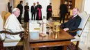 Presiden Turki Erdogan berbincang dengan Paus Fransiskus saat kunjungannya ke Vatikan (5/2). Pertemuan itu juga membahas perkembangan di Timur Tengah, khususnya Suriah, terorisme serta dialog antar-agama. (Alessandro Di Meo / Pool via AP)