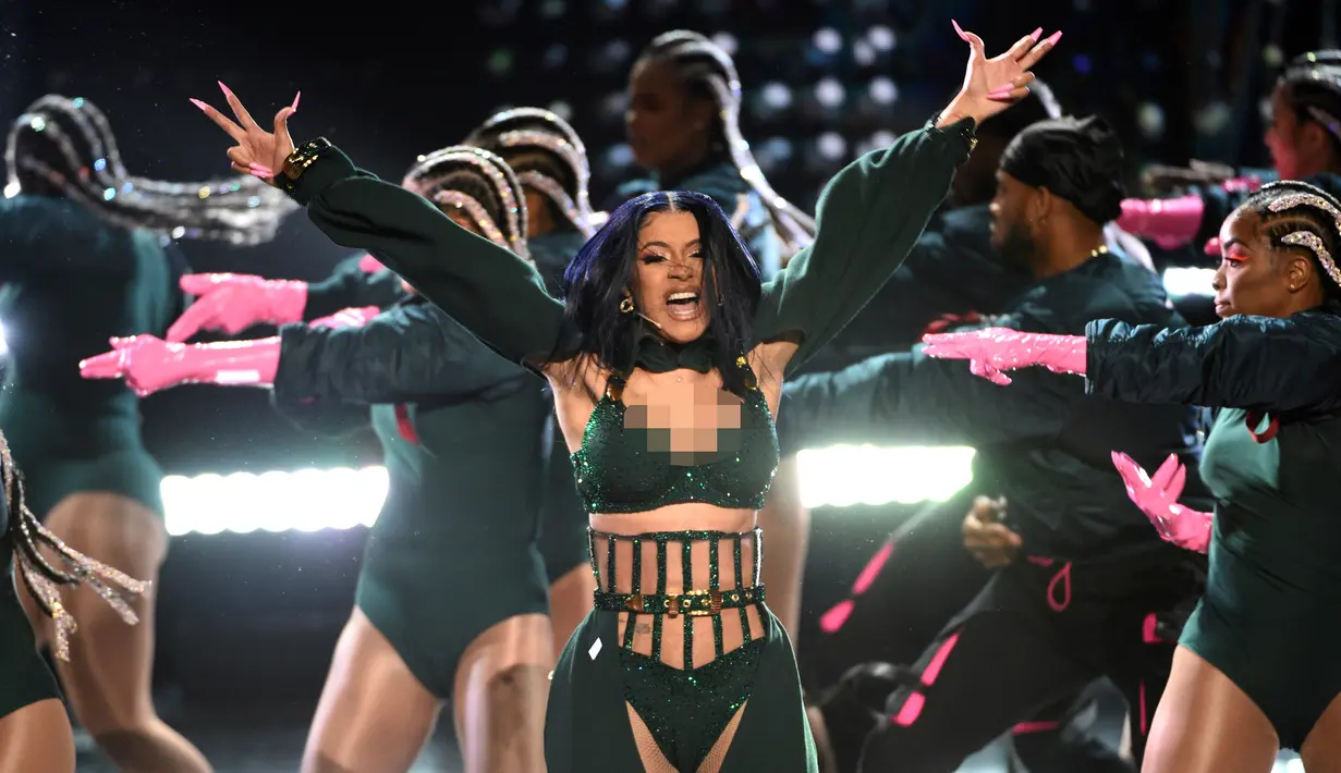 Penampilan Cardi B saat tampil di panggung dalam acara BET Awards 2019 di Los Angeles, AS (24/6/2019). Cardi B memenangkan penghargaan 'Album of the Year' di BET Awards 2019. (AP Photo/Chris Pizzello)