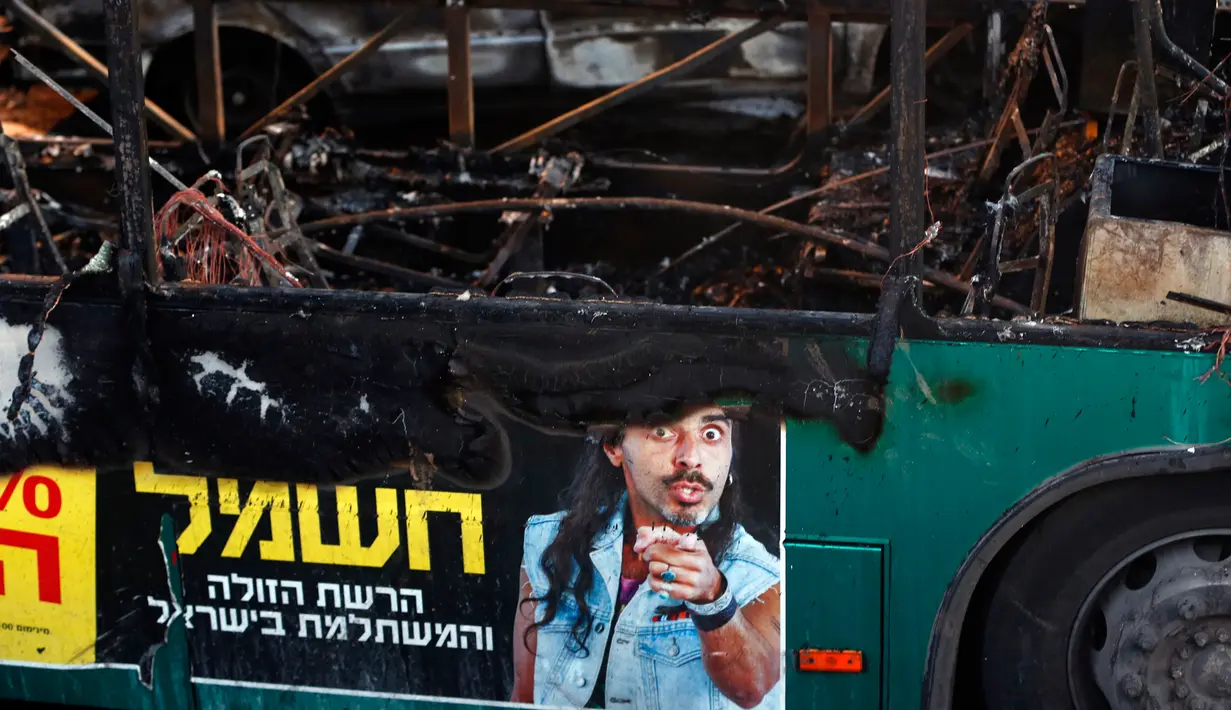 Sebuah bom meledak di bus yang berada Yerusalem, Israel, Senin (18/4). Kepolisian Israel menyakini ledakan yang melukai 16 orang itu adalah teror yang diciptakan untuk membuat warga takut. (Ahmad GHARABLI/AFP)