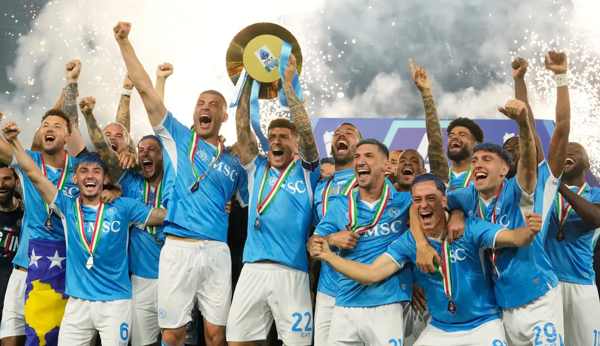 Kemenangan ini memastikan keunggulan tipis Partenopei atas Inter Milan dalam perebutan Scudetto. (AP Photo/Gregorio Borgia)