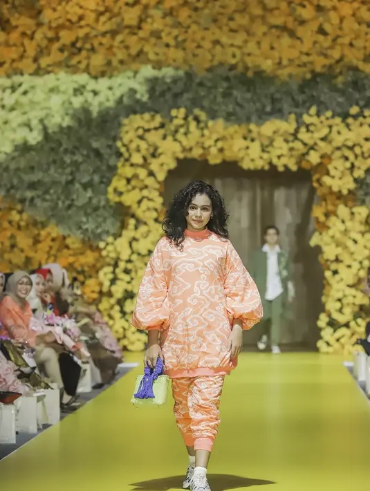 Kali ini giliran Sahila Hisyam yang tampil kasual dengan sweater dan celana panjang batik. (Dok/Tim Muara Bagdja).