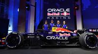 Isack Hadjar dari Prancis dan Oracle Red Bull Racing, Max Verstappen dari Belanda dan Oracle Red Bull Racing, Laurent Mekies, Kepala Tim Oracle Red Bull Racing dan Alisha Palmowski, pembalap Akademi F1 untuk Oracle Red Bull Racing, memperkenalkan corak mobil mereka di atas panggung selama peluncuran musim Red Bull Racing di Michigan Central Station pada 15 Januari 2026 di Detroit, Michigan. (Mark Thompson/Getty Images/AFPGetty Images via AFP)