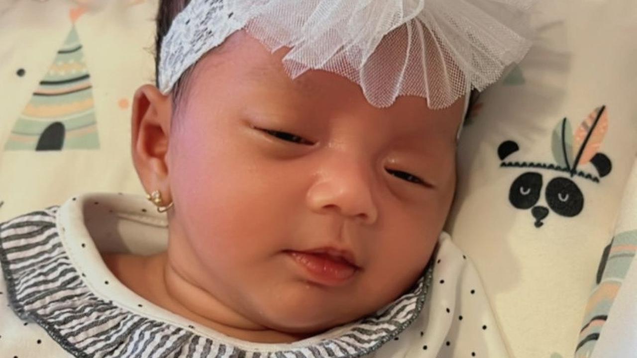Meskipun demikian, Angga dan istrinya tidak terlalu memaksakan diri. Mereka percaya bahwa karunia Tuhan akan datang pada saat yang tepat.<br>