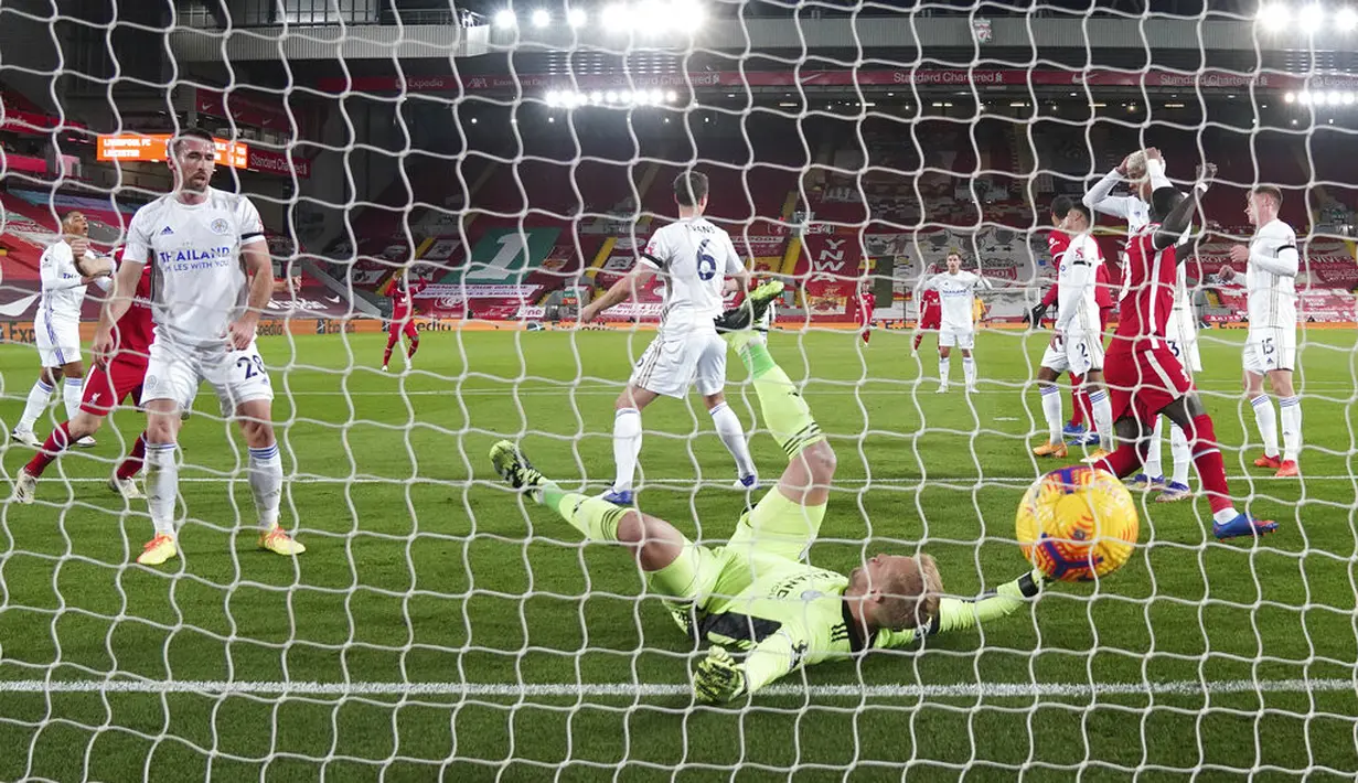 Pemain Leicester City Jonny Evans (tengah) mencetak gol bunuh diri melewati penjaga gawang Kasper Schmeichel saat menghadapi Liverpool pada pertandingan Liga Premier Inggris di Stadion Anfield, Liverpool, Inggris, Sabtu (22/11/2020). Liverpool menang 3-0. (AP Photo/Jon Super)