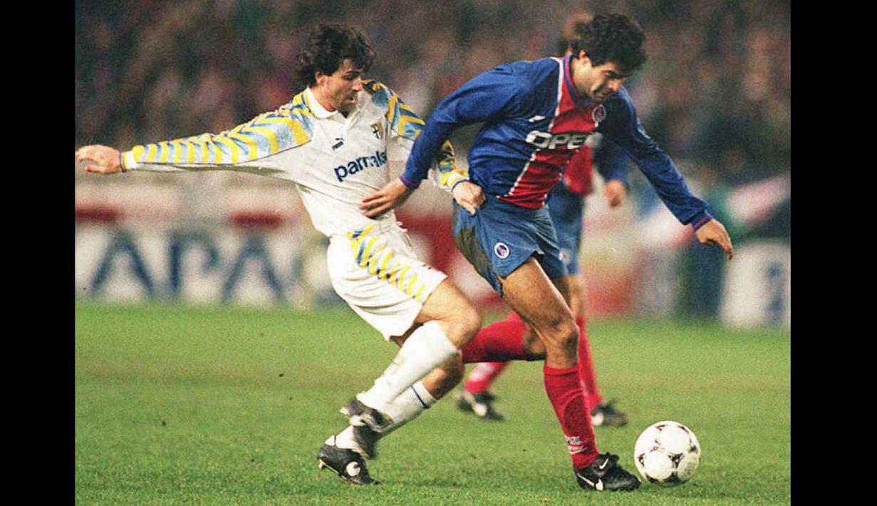 Gianfranco Zola juga menjadi salah satu penyerang tajam Parma di era 1990-an. Tampil sebanyak 149 pertandingan, Zola telah mencetak 63 gol selama periode 1993 hingga 1996. Ia juga berjasa membawa tiga trofi ke Il Tardini. (AFP/Vincent Amalvy)