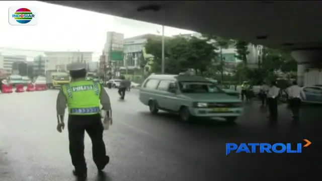 Pengendara motor berselisih dengan petugas gabungan TNI-Polri dan Dinas Perhubungan karena tak terima dirazia.