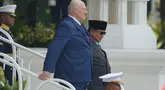 Presiden Prabowo Subianto  bersama Presiden Belarusi Alexandr Lukashenko  memeriksa pasukan di Istana Merdeka, Jakarta, Kamis (02/07/2026). (AP Photo/Tatan Syuflana)