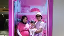 Aurel Hermansyah yang tengah hamil pun tak ketinggalan euforia film Barbie. Ia memilih pakaian kasual serba pink yang nyaman ditambah dengan aksesori kalung. [Instagram/aurelie_hermansyah’